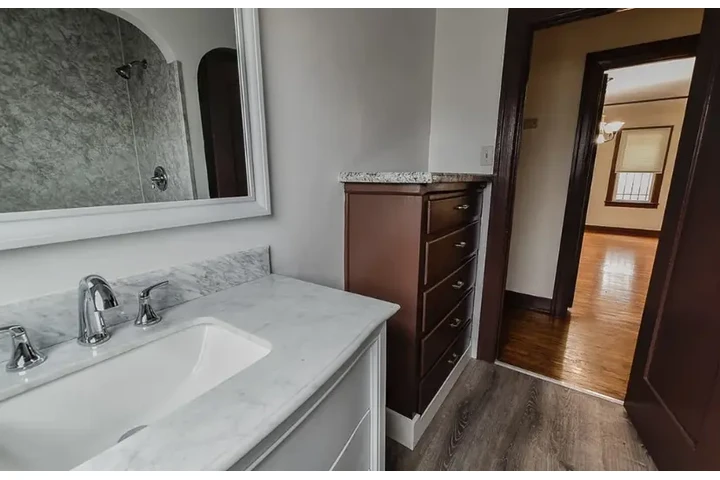 $2399 : Beautiful 3 bedroom home in LA image 9