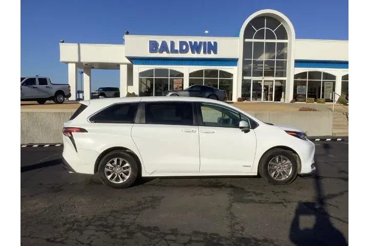 $24950 : Toyota Sienna 2021 LE 8-Pass image 8