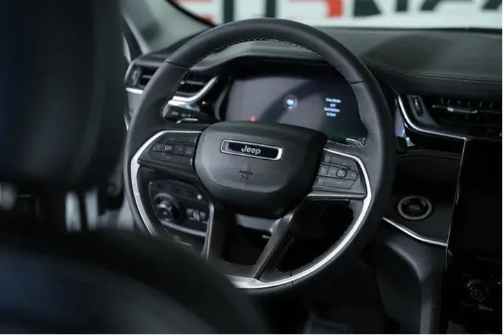 $27779 : Jeep Grand Cherokee 2023 4x4 image 7