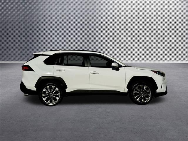 $26147 : 2019 RAV4 XLE Premium image 9