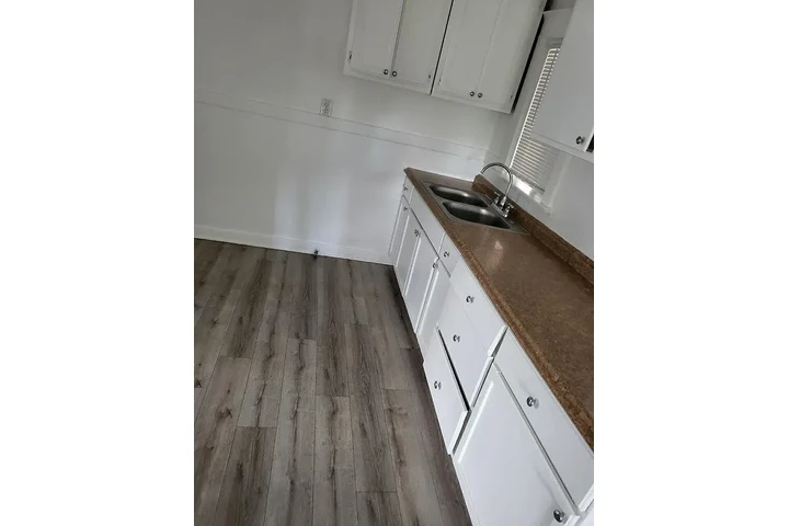 $1500 : Nicely Renovated 3 Bed / 2 Bat image 3