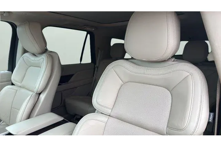 $23909 : Lincoln Navigator 2018 4x4 S image 9