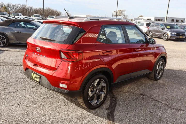 $18688 : 2025 Venue SEL IVT image 4