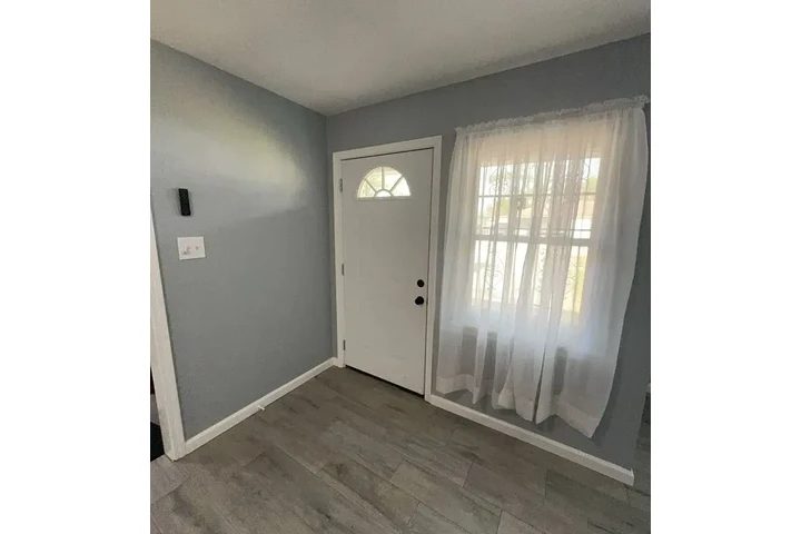 $1300 : Welcome to this charming 3-bed image 1