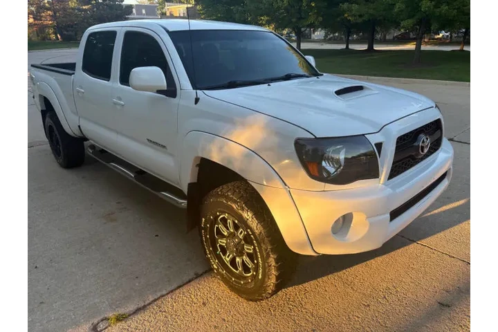 $15997 : 2011 Tacoma V6 image 4