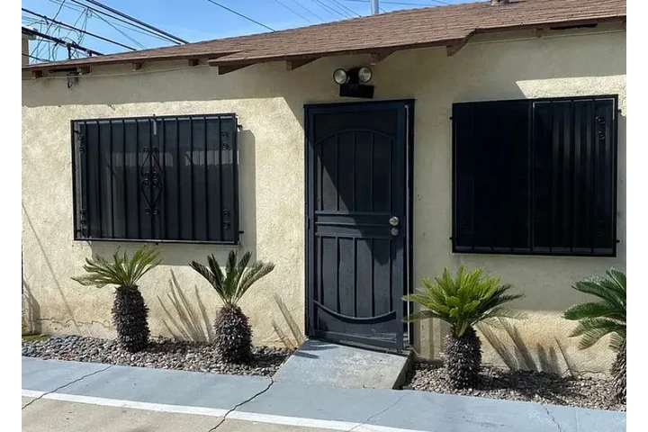 $1060 : BEAUTIFUL BACK HOUSE FOR LEASE image 2