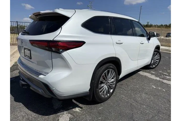 $39437 : Toyota Highlander 2022 AWD P image 3