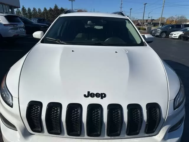 $14950 : Pre-Owned 2018 Cherokee Latit image 3