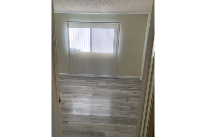 $1300 : Sunshine Apts 1420 Pumalo St image 9