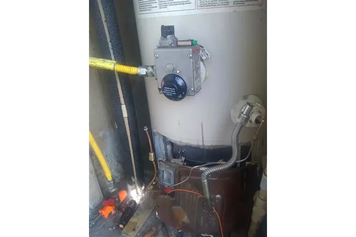 PLOMERO TRABAJADOR image 2