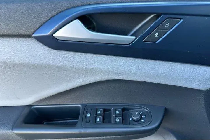 $18401 : Volkswagen Taos 2022 SE 4dr image 8