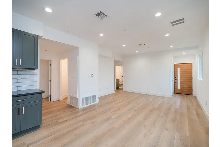 $3000 : Beautiful Home 3B/2B image 5