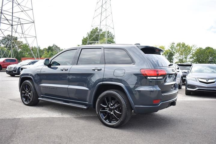 2018 Grand Cherokee Altitude image 10