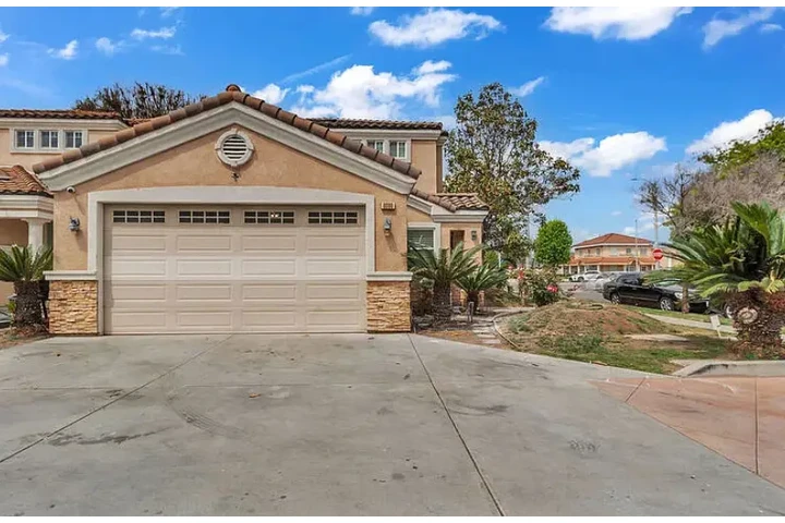 $1900 : Welcome to a beautifully home image 1