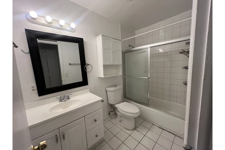 $1180 : Habitación baño privado image 2
