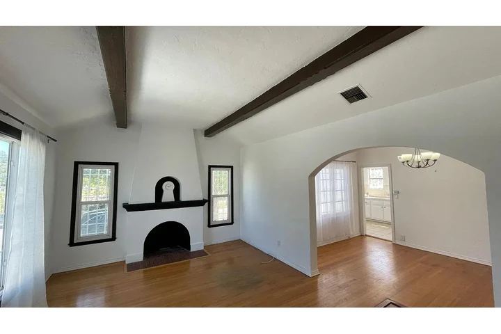 $1250 : renovated charming 2 bedroom image 2