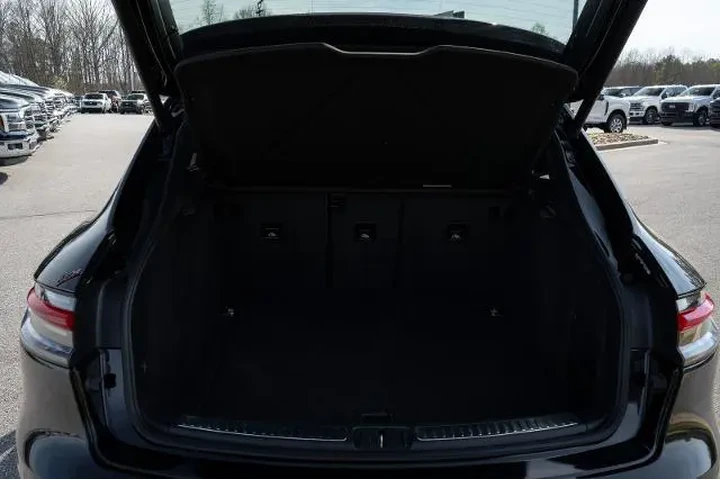 $39999 : Porsche Macan 2022 AWD 4dr S image 9