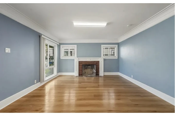 $1050 : Brand new natural light home image 4