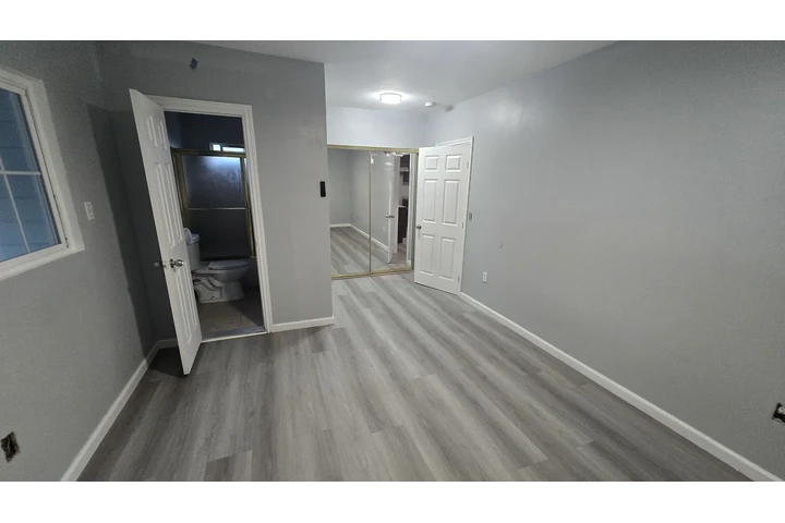 $3100 : Casa Recién Remodelada RENTA image 4