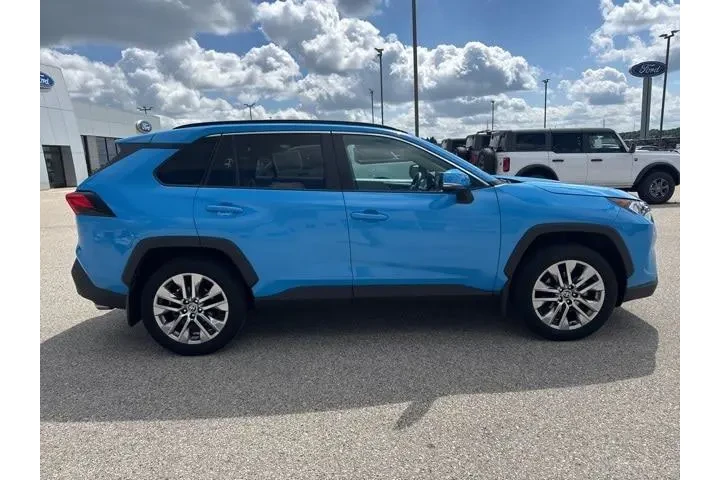 $31987 : Toyota RAV4 2021 AWD XLE Pre image 2