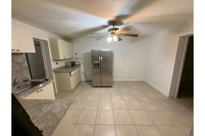 $2000 : 2/1 efficiency for rent image 6