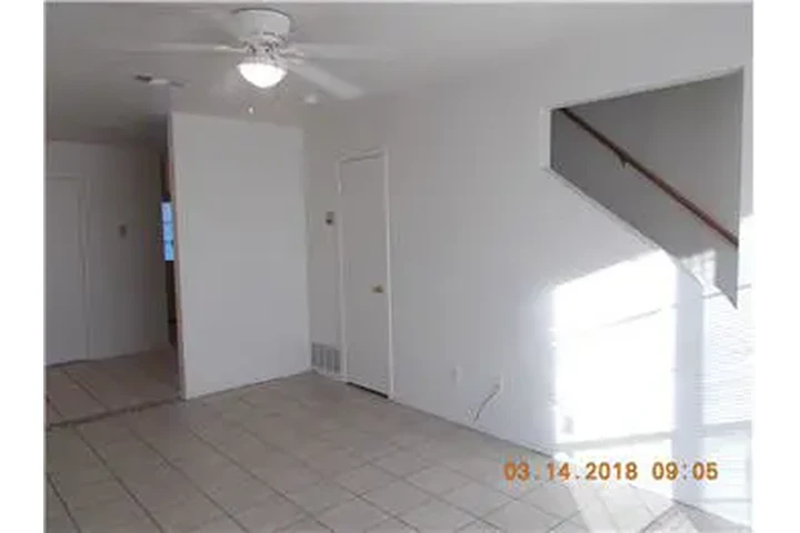 $800 : Rental property with 2 bedro image 2