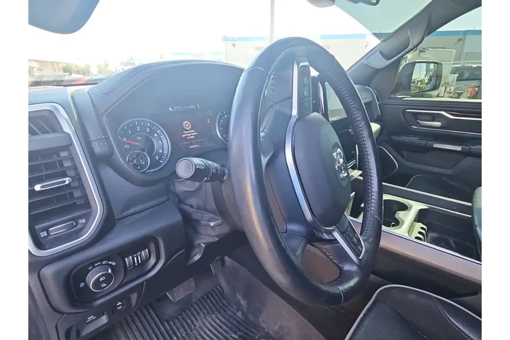 $32500 : Ram 1500 2020 4x4 Laramie 4d image 2