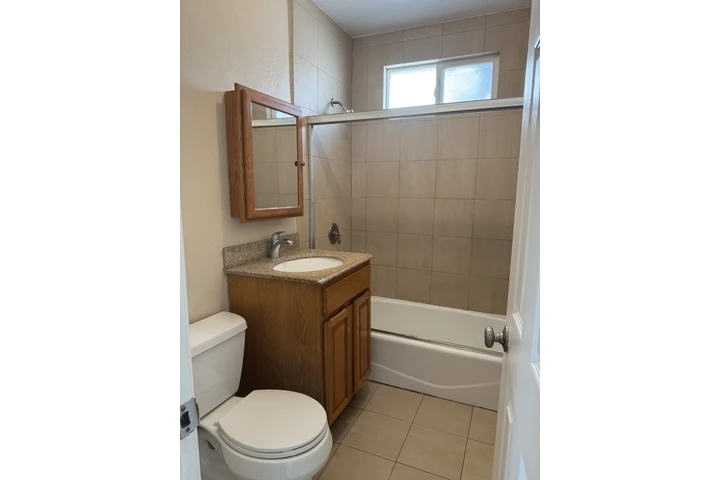 $2450 : Casa en Paramount  2Recamaras image 7