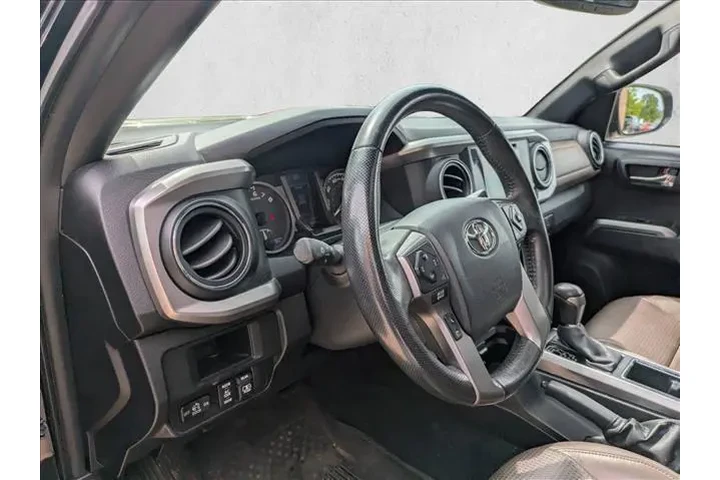 $29522 : Toyota Tacoma 2017 4x4 Limit image 9