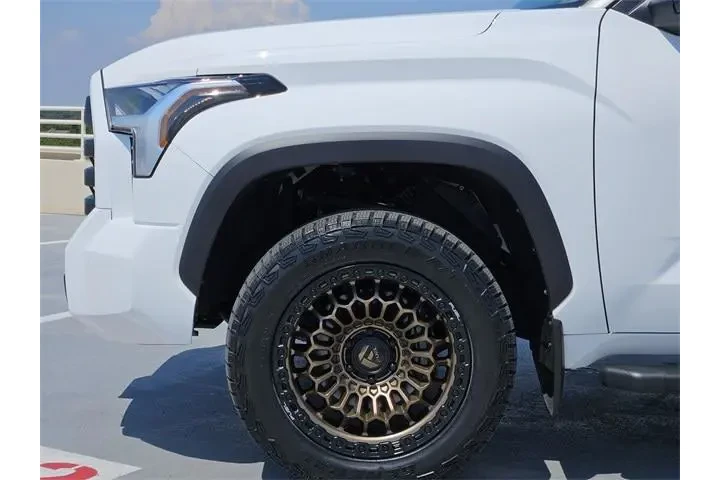 $39998 : Toyota Tundra 2024 4x4 SR5 4 image 9