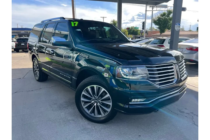 2017 Navigator Select 4WD image 3