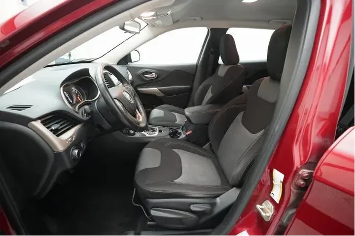 $13898 : Jeep Cherokee 2017 4x4 Sport image 7