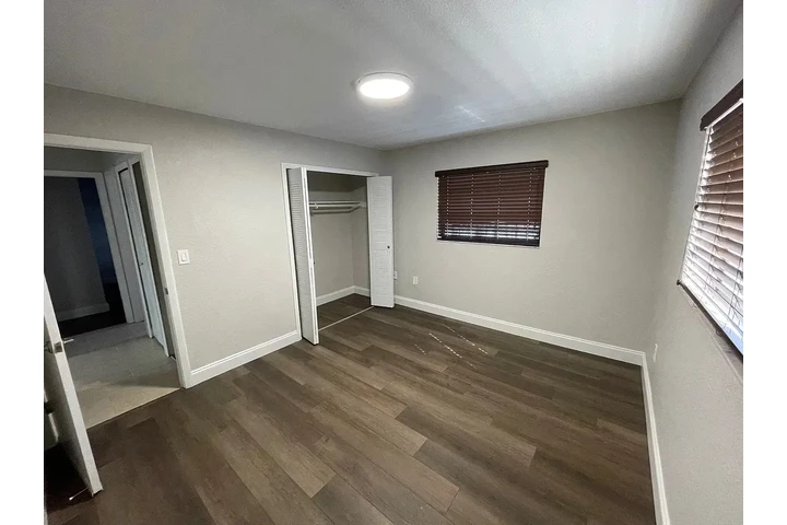 $900 : charming HOME ..Miami, FL image 3