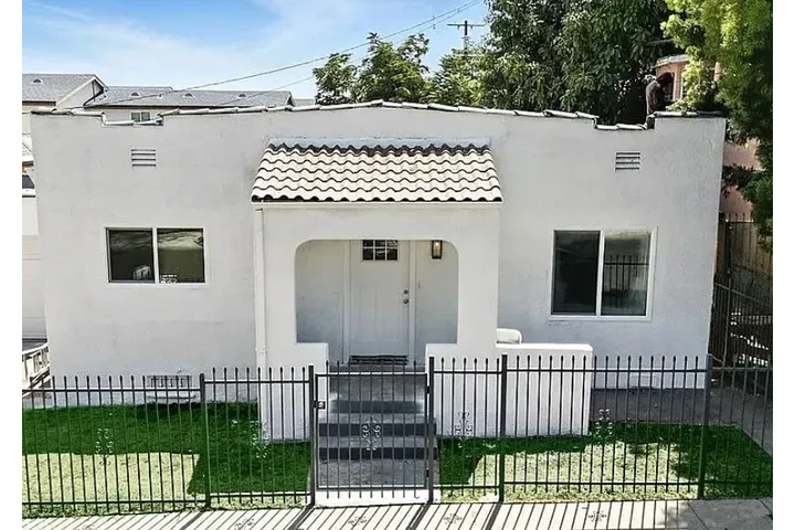 $1550 : Step into comfort and charming image 1