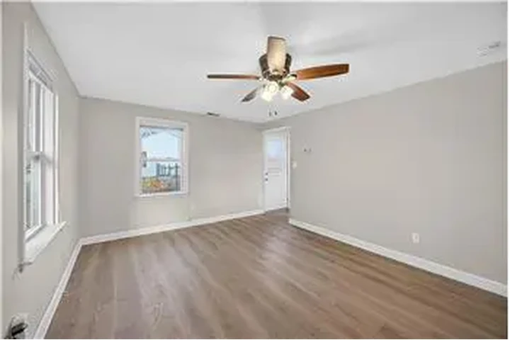 $750 : Rental property with 2 bedro image 2