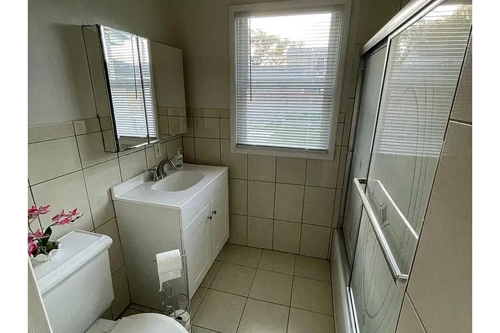 $800 : Beautiful Long Beach Home. Spa image 6