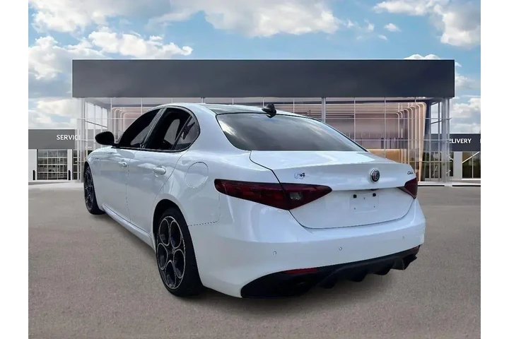 $25695 : Alfa Romeo Giulia 2023 AWD T image 6