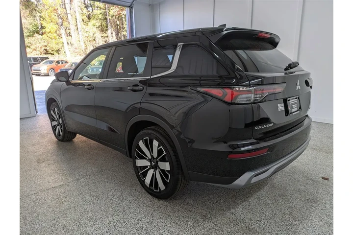 $28797 : Mitsubishi Outlander 2025 SE image 6