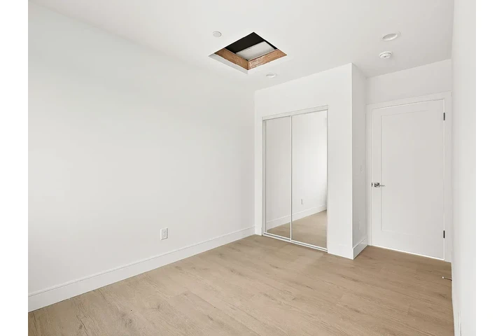 $2395 : Beautiful Home 2B/1B image 9