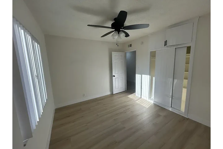 $2000 : MOVE IN READY for Long Beach🏖 image 4