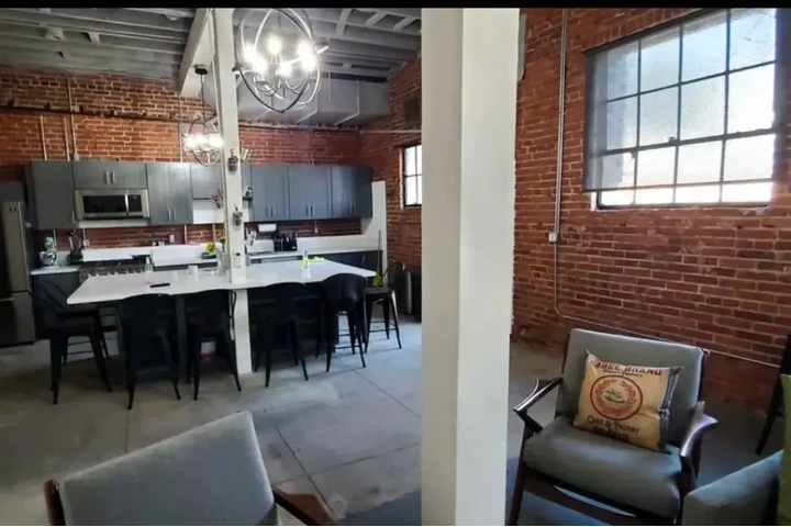 $1050 : Peaceful home image 4