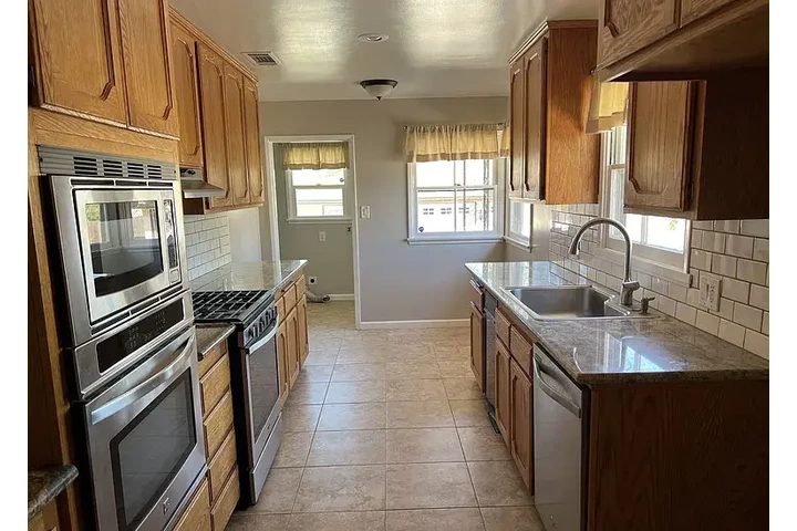 $2350 : HOUSE RENT IN RIVERSIDE CA image 5