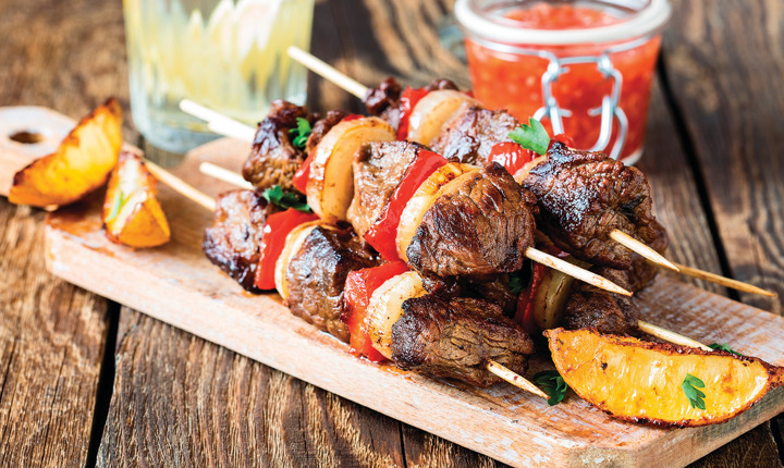 Brochetas de carne y verduras