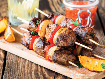 Brochetas de carne y verduras