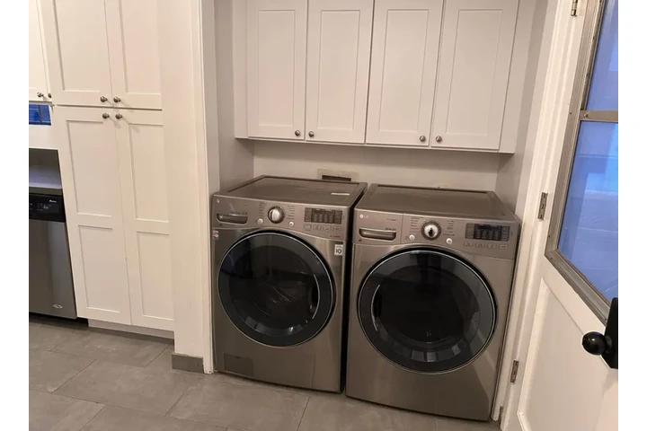 $2500 : 3 Bedroom House In Koreatown image 10