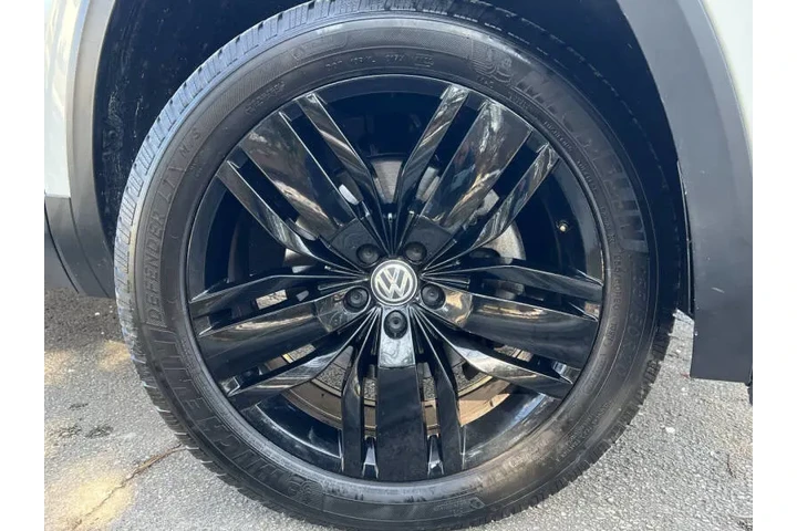 $19997 : 2019 Atlas V6 SEL 4Motion image 8