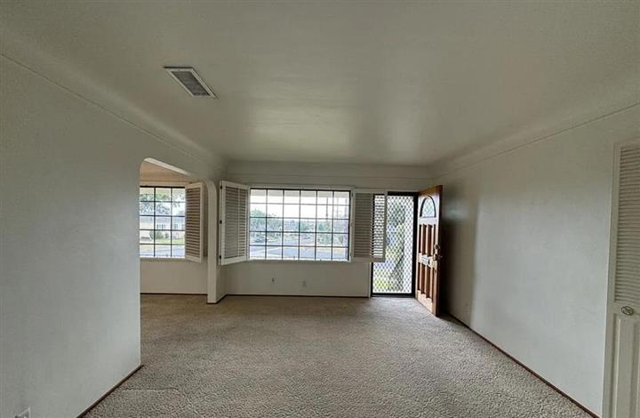 $2500 : Cozy Single-Family Home image 2