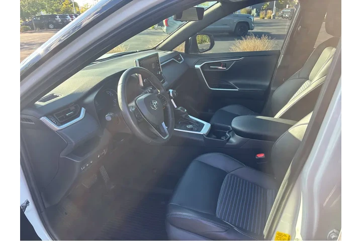 $23977 : 2020 RAV4 Hybrid XSE image 2