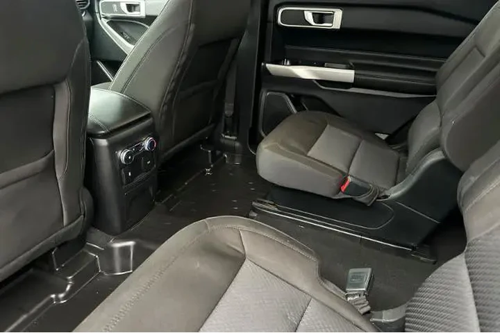 $27995 : Ford Explorer 2022 AWD XLT 4 image 4