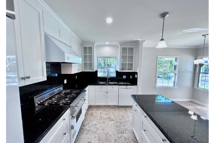 $2490 : 3 Bed 2 Bath House in Gardena image 5